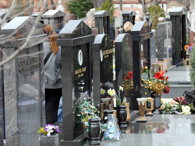 Очисти и обрише споменике, упали свећу, остави цвеће, обележи годишњицу, рођендан преминулог: Београђанин у доба короне бесплатно, у име пензионера, обилази гробове најмилијих